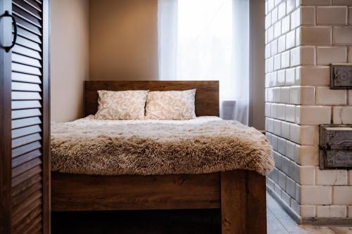 um quarto com uma cama num quarto com uma janela em Domek na Podlasiu em Dubicze Cerkiewne