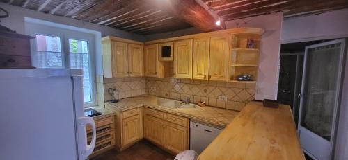 Η κουζίνα ή μικρή κουζίνα στο Appartement centre village médiéval Bormes-les-Mimosas, 1 chambre, 3 personnes