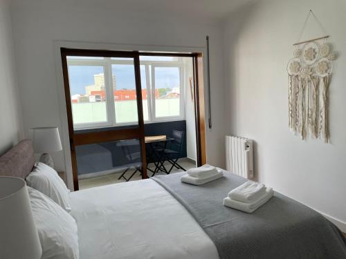 Matosinhos Terrace Apartment tesisinde bir odada yatak veya yataklar