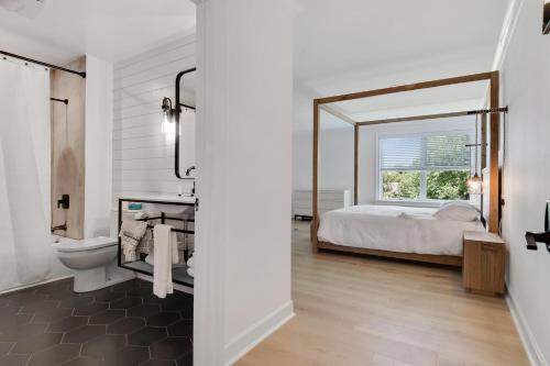 Habitación blanca con cama y espejo en 25 Bedrooms - Retreat Center Waterfront Renovated, 