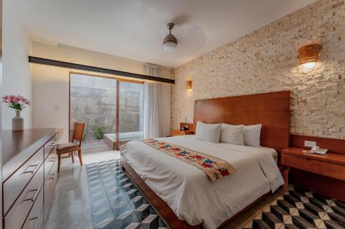 pokój hotelowy z dużym łóżkiem i oknem w obiekcie Casona Las Tres Marías - Hotel Only adults w mieście Mérida