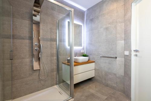 Sea inside luxury apartment: vista mozzafiato photo 3