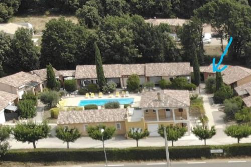 une vue aérienne d'un complexe avec piscine dans l'établissement Studiowillangel, à Régusse