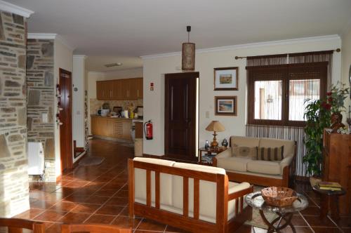 un soggiorno con un divano e un tavolo di Maria's Country House a Miranda do Douro