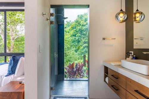 a bathroom with a sink and a mirror at Amigos Por La Vida in Dominical