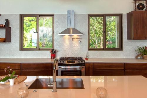Una cocina o zona de cocina en Casa Ola Vista - by Pura Villas