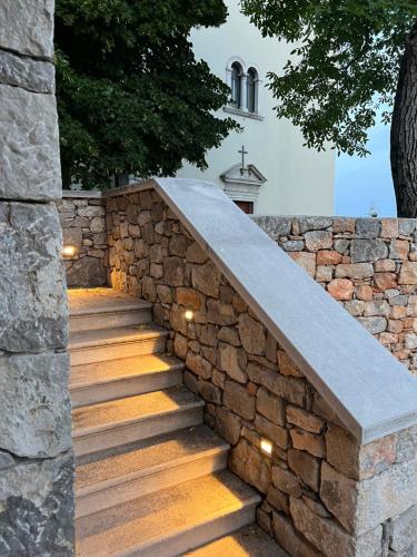 a stone stairway with a stone wall and a stone stair case at Appartamenti Minerva in San Pelagio