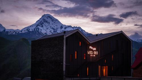 Nespecifikovaný výhled na hory nebo výhled na hory při pohledu z hotelu