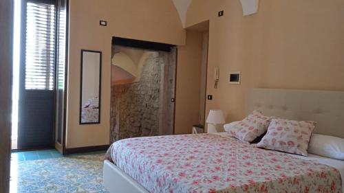 a bedroom with a large bed and a window at affittacamere prezioso in Gaeta