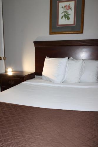 Кровать или кровати в номере The Burgundy Inn Hotel and Apartments