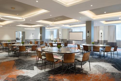 Un restaurante o sitio para comer en The MC, Autograph Collection