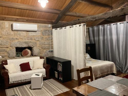 a living room with a couch and a bed at Da man da Moura in Ourense