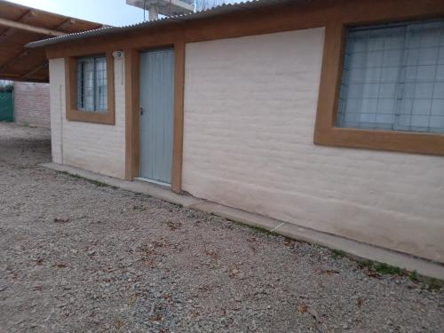 un garaje blanco con una puerta en el lateral de una casa en Buena Vista 1 en Villa Seca