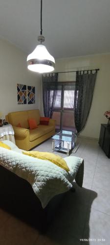 uma sala de estar com uma cama e um sofá em Apartamento Varanda do Sol em Amora