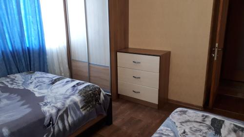 a bedroom with a bed and a dresser at 2 комн. 5 мест, 10 мин. до Центра in Kropyvnytskyi