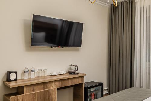 Televisyen dan/atau pusat hiburan di Oscar Hotel by AG Hotels Group