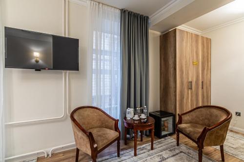 Televisyen dan/atau pusat hiburan di Oscar Hotel by AG Hotels Group