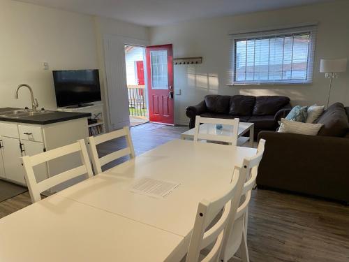 cocina y sala de estar con mesa blanca y sillas en 2 bedroom, sleeps 7 in Wasaga Beach en Wasaga Beach