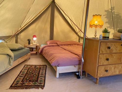 Postel nebo postele na pokoji v ubytování Fristad Glamping Tent Vitsand