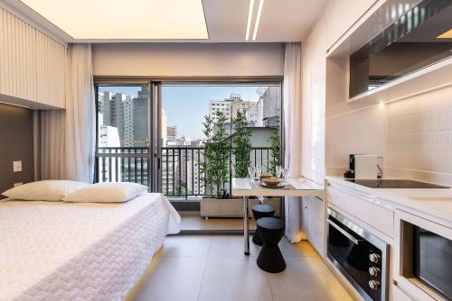 a bedroom with a bed and a view of a city at VNC13 Conforto e Estilo Perto do Metrô Anhangabaú in Sao Paulo