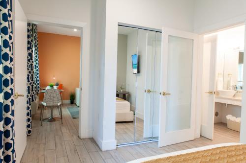 uma casa de banho com uma porta de vidro que leva a um quarto em Oceanside Hotel and Suites em Miami Beach