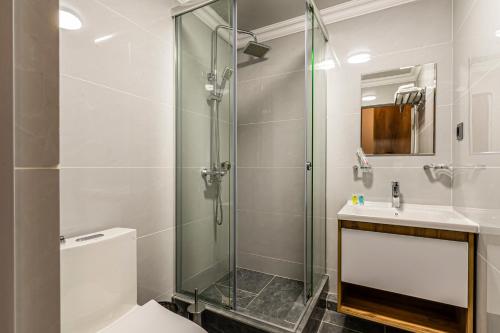 Bilik mandi di Oscar Hotel by AG Hotels Group