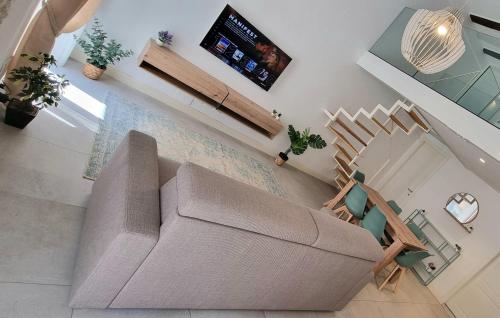 uma vista superior de uma sala de estar com um sofá em CLASSY HOMES - Acquamarina em Sanremo