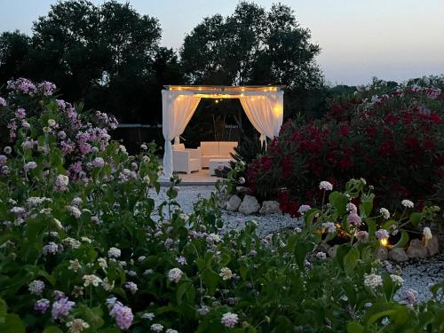 een bruiloft in een tuin met een tent bij Casa alle Colonne in Maruggio