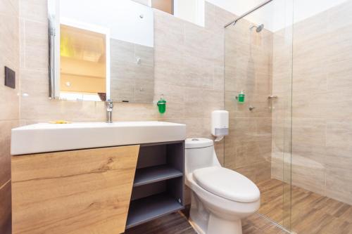 La salle de bains est pourvue de toilettes, d'un lavabo et d'une douche. dans l'établissement Hotel Dellhar Americano By Del Toro, à Doradal