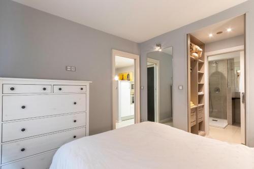 a bedroom with a white bed and a closet at Apartamento en centro de Bilbao, Deusto in Bilbao