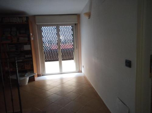- un couloir avec une porte menant à une terrasse dans l'établissement Casa Betti, à Palerme