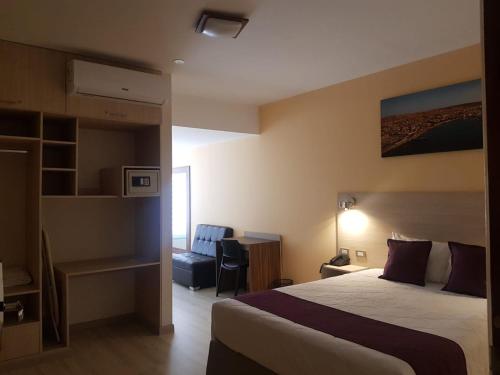 a hotel room with a bed and a desk at Valle Sur Hotel Moquegua in Moquegua
