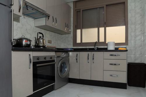 Dapur atau dapur kecil di A&R Apartment Nador Jadid Hay Al Matar ,Klimatisiert,Air-Conditioned