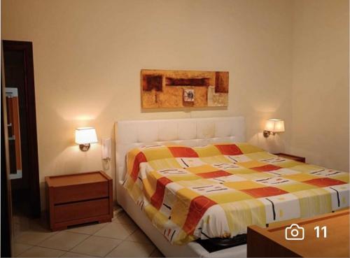 1 dormitorio con 1 cama con una manta colorida en La Casetta Nell' Atrio Cavalieri, en Bagheria