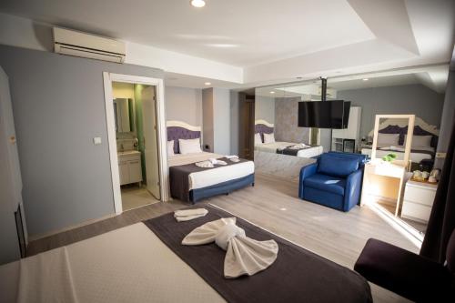 イスタンブールにあるAlbatros Hagia Sophia Hotelのベッドルーム1室(ベッド1台、青い椅子付)