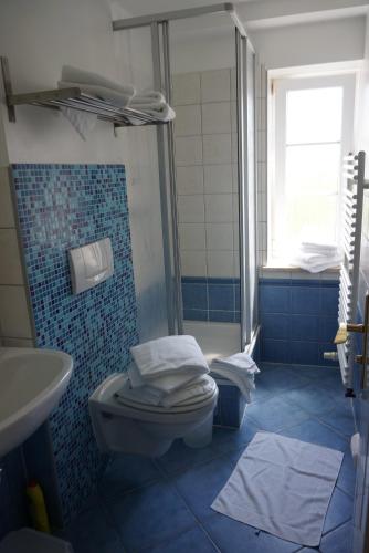 a blue bathroom with a toilet and a sink at ART-hüs in Westerland