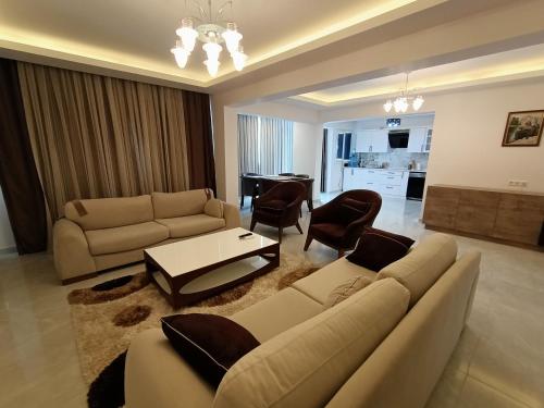 Een zitgedeelte bij Flat For Rent At The City Center Of Kuşadası