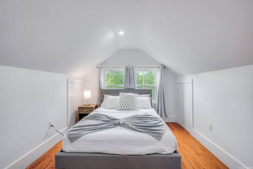 um quarto branco com uma cama e uma janela em Red Door Oasis em Milton