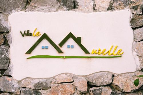 a sign on a brick wall with the word wildlife at Villa Le Murelle in Tramonti