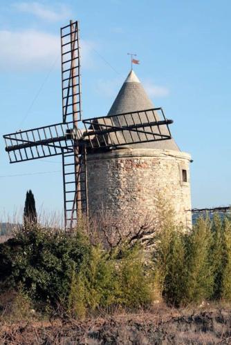 an old windmill sitting on top of a field at Gîte Aux Bons Voisins in Gordes