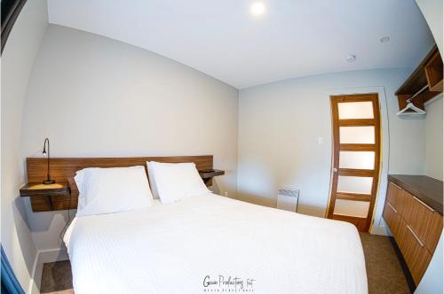 Una cama o camas en una habitación de Morel Executive Suites