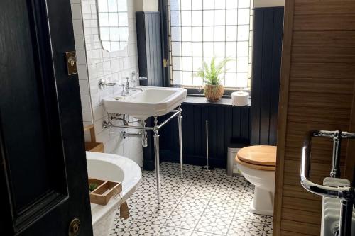 łazienka z umywalką i toaletą w obiekcie Stunning 3 bedroom Victorian home near Pollok country park w Glasgow