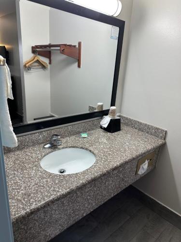 Super 8 by Wyndham Ocean Springs Biloxiにあるバスルーム