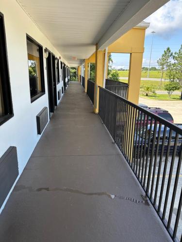 Super 8 by Wyndham Ocean Springs Biloxiにあるバルコニーまたはテラス