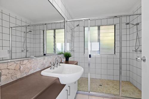 サンシャインビーチにあるUnit 6 Andari Sweeping Sunshine Beach Views Close to Everythingの洗面台とシャワー付きの白いバスルーム