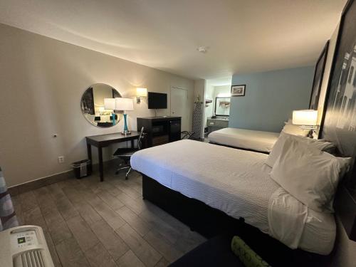 Super 8 by Wyndham Ocean Springs Biloxiにあるベッド