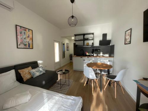 uma sala de estar com um sofá e uma mesa em Mediterra 2 em Crikvenica