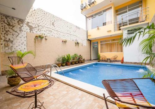 a swimming pool in the middle of a house at 102 RV APARTMENTS IQUITOS-APARTAMENTO FAMILIAR CON PISCINA in Iquitos