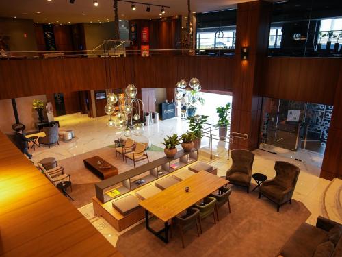 an overhead view of a room with a table and chairs at Grand Mercure Curitiba Rayon in Curitiba