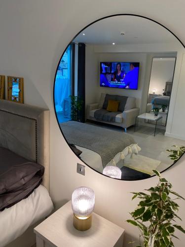 Televiisor ja/või meelelahutuskeskus majutusasutuses Ardwyn Studio Eurocity Apartments Gibraltar